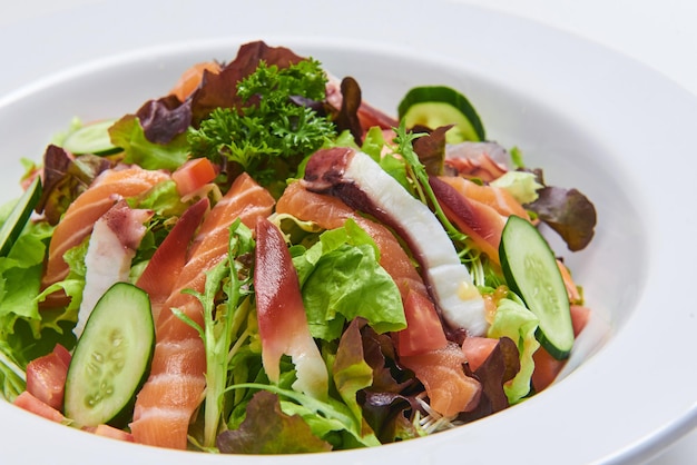 Salade de saumon De nombreux légumes sont bénéfiques pour l'organisme.