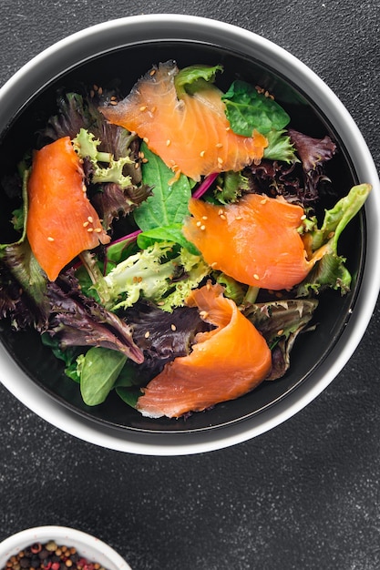 salade de saumon poisson rouge apéritif plat frais repas sain nourriture snack régime sur la table espace copie