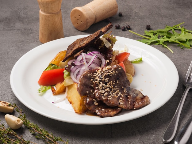 Salade savoureuse au boeuf et légumes en sauce teriyaki aux graines de sésame