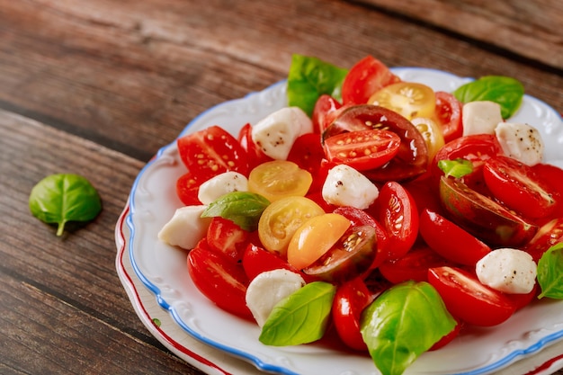 Salade savoureuse à base de tomate cerise, mozzarella et basilic.