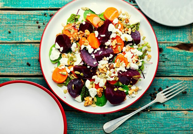 Salade savoureuse avec caillé et légumes