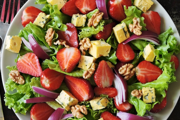 Salade savoureuse fraîche avec des fraises et du fromage