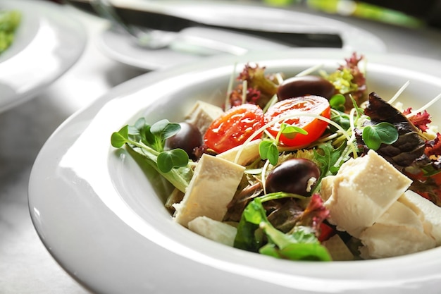 Salade savoureuse fraîche en gros plan de plaque blanche