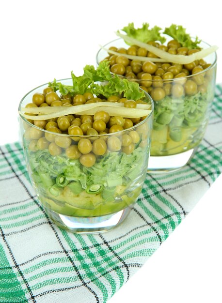 Salade savoureuse avec des légumes frais isolés sur blanc