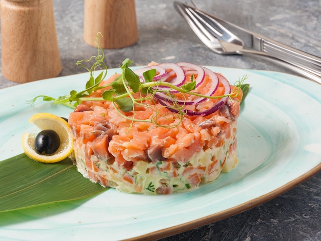 Salade savoureuse avec pommes de terre au saumon et carottes à la mayonnaise