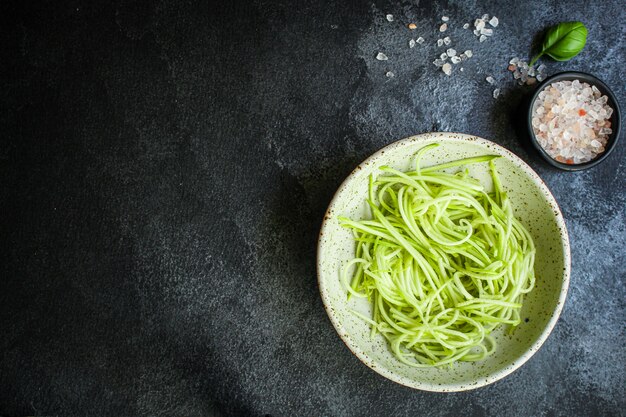 salade de spaghettis aux courgettes collation de légumes