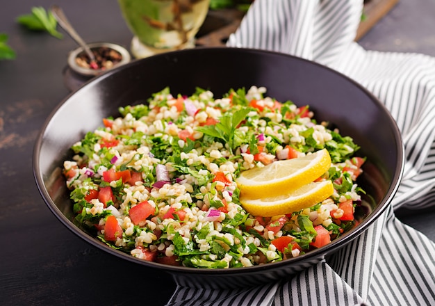 Salade de Tabbouleh. Plat traditionnel du Moyen-Orient