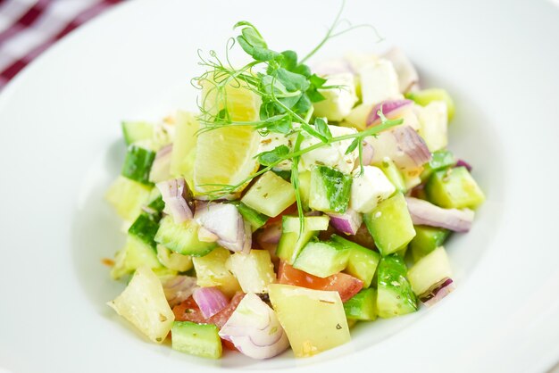 Salade sur une table de restaurant