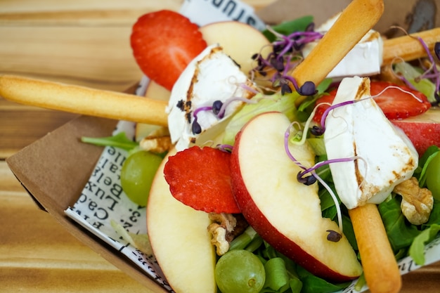 Salade sur une table de restaurant