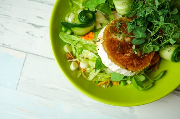 Salade sur une table de restaurant