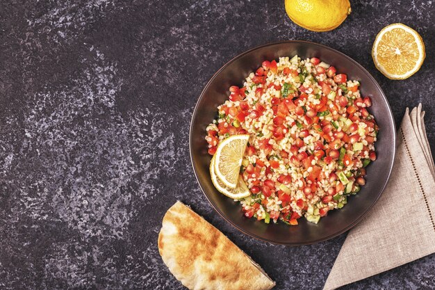 Salade de taboulé dans un bol au citron