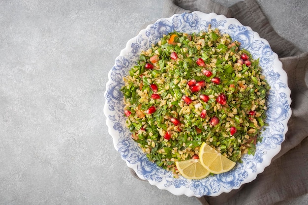 La salade de taboulé est un plat traditionnel du Moyen-Orient ou arabe. Salade végétarienne avec persil, menthe, boulgour, tomate. nom turc; Tabule salatasi