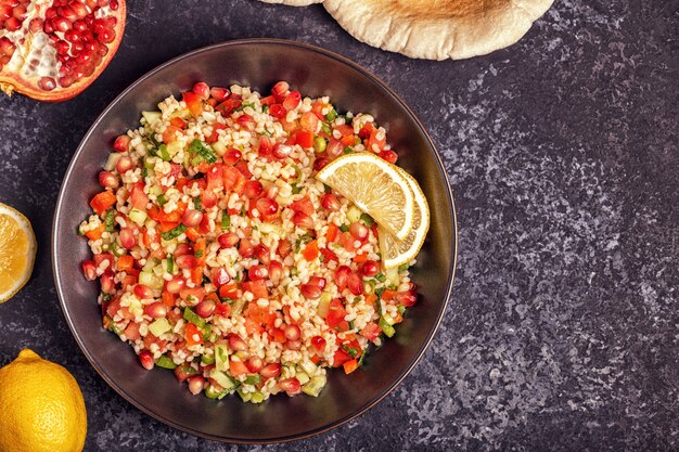 Photo salade de taboulé, plat traditionnel du moyen-orient ou arabe.