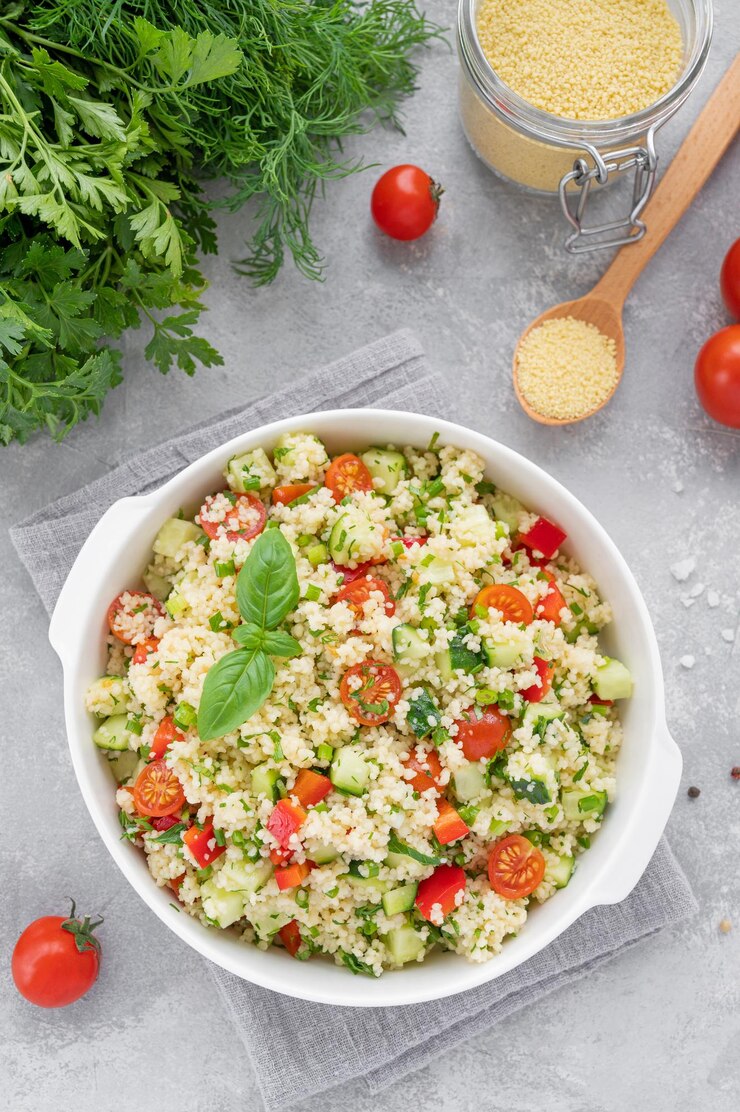 Photo salade de taboulé salade de couscous aux légumes frais et herbes dans un bol copy space