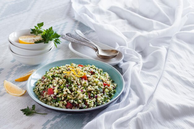 Salade de taboulé Salade traditionnelle du Moyen-Orient au boulgour, persil, menthe et tomate Copy space