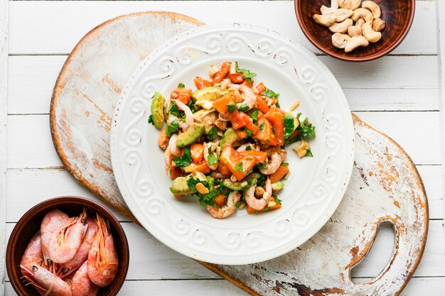 Salade de tamarillo, crevettes et avocat