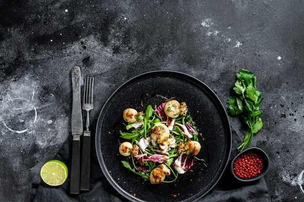 Salade thaï aux calamars grillés et roquette. Vue de dessus.