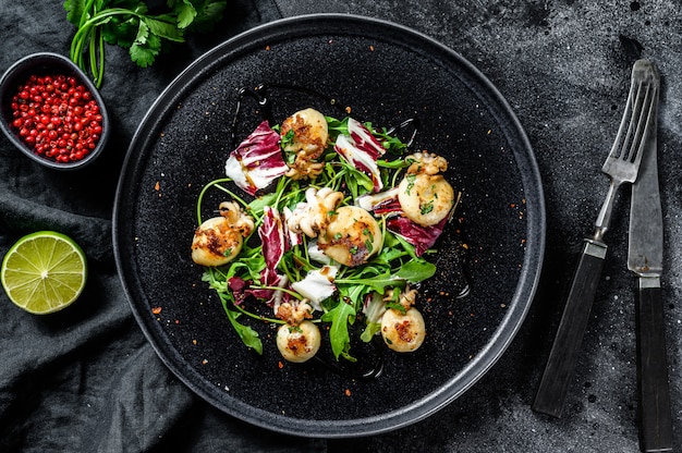 Salade thaï aux calamars grillés et roquette.