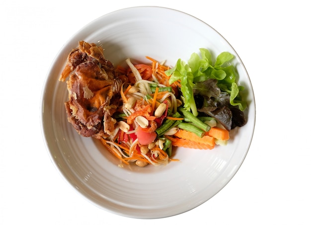 Salade thaïlandaise épicée au crabe doux frit sur fond blanc