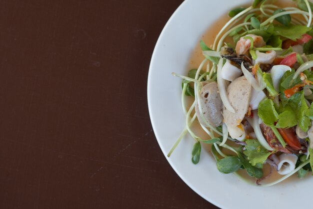 Salade thaïlandaise épicée à la seiche, aux crevettes, au poisson et aux légumes
