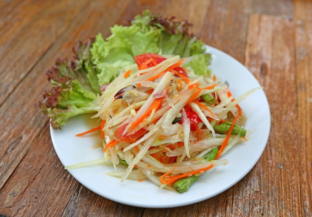 Salade thaïlandaise de papaye chaude et épicée mélangée d&#39;une variété de légume