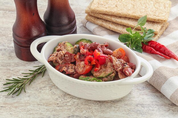 Salade de thon aux concombres de haricots et tomates