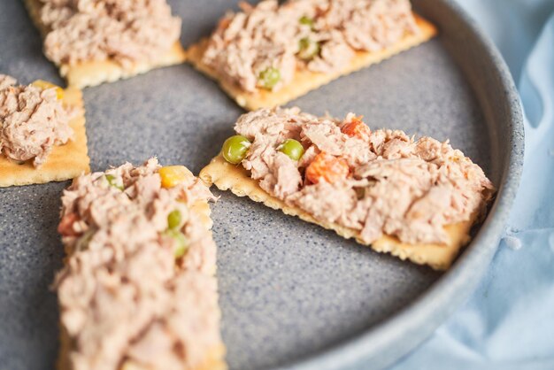 Photo salade de thon classique avec des biscuits au soda et de la mayonnaise