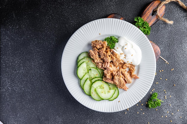 salade de thon, concombre et yaourt ou crème fraîche délicieuse collation repas sain collation alimentaire