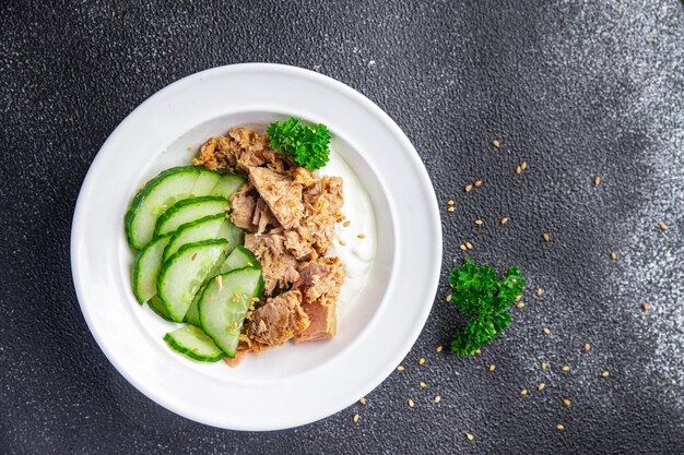 salade de thon, concombre et yaourt ou repas de crème sure collation alimentaire sur la table copie espace nourriture