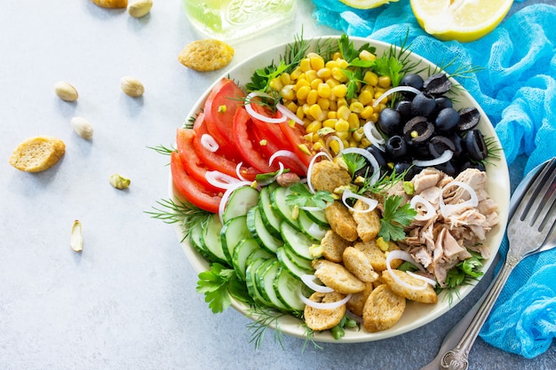 Salade de thon et légumes frais