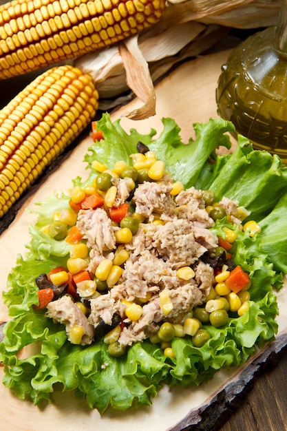 Salade de thon avec mais sur planche de bois