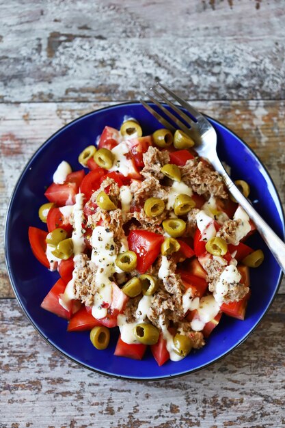 Salade de thon, olives et sauce tartare