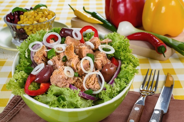 Salade de thon et savoureuse sélection de légumes.