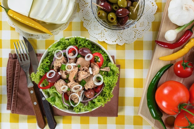 Salade de thon et savoureuse sélection de légumes.