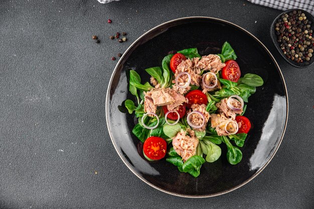 salade de thon tomate feuille verte laitue oignon alimentation saine cuisine apéritif repas nourriture collation