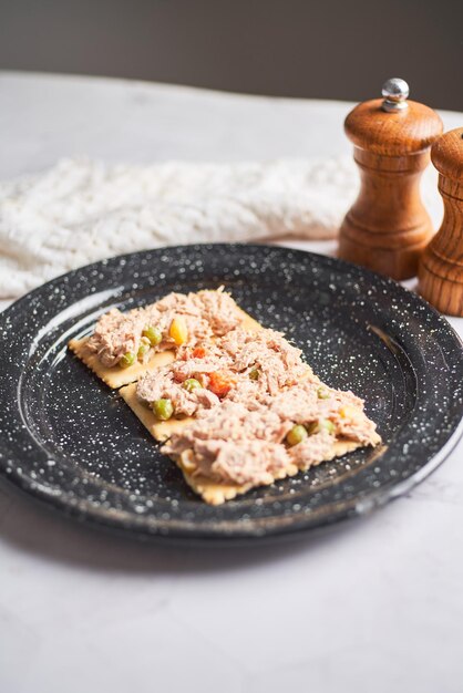 Photo salade de thon traditionnelle et saine avec des biscuits au soda