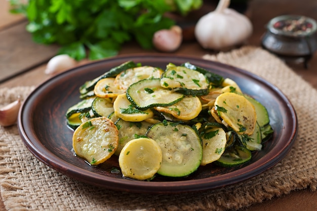 Salade tiède aux jeunes courgettes à l'ail et aux herbes