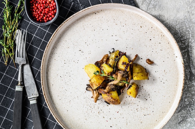 Salade tiède aux pleurotes et pommes de terre. Vue de dessus.