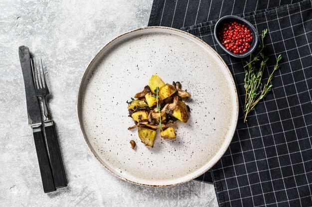 Salade tiède aux pleurotes et pommes de terre. Vue de dessus.