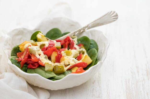 Salade tiède de pomme de terre, concombre salé et poivron rouge