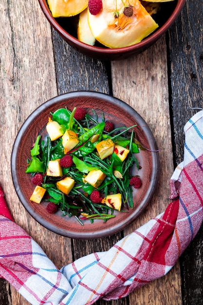 Salade tiède de potiron aux framboises et feuilles de roquette, bette à carde,