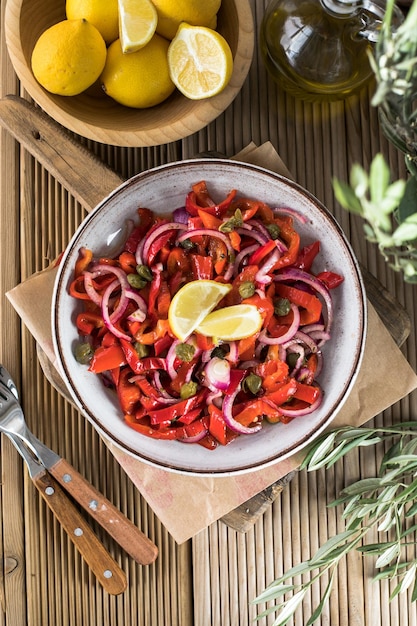 Salade tiède ou ragoût de légumes à base de haricots rouges et de poivrons rouges rôtis Nourriture végétalienne Thanksgiving Day