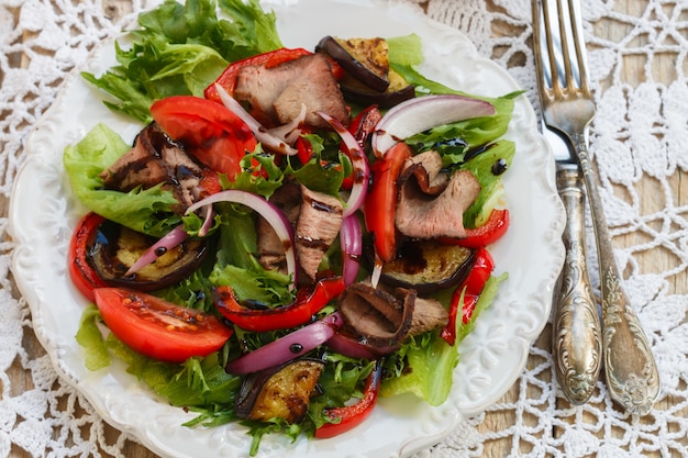 Salade tiède de rôti de boeuf et de légumes