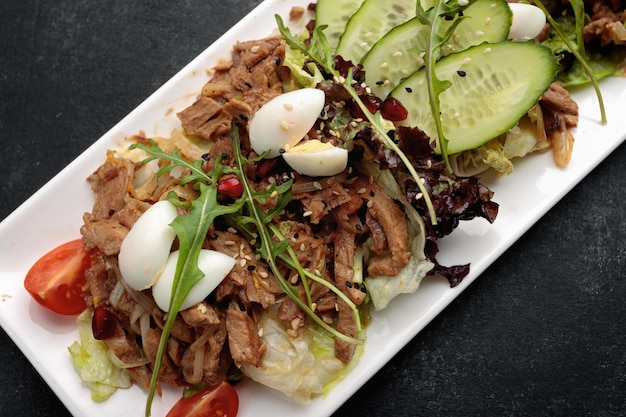 Salade tiède de veau aux légumes frais oeufs de caille et feuilles de laitue