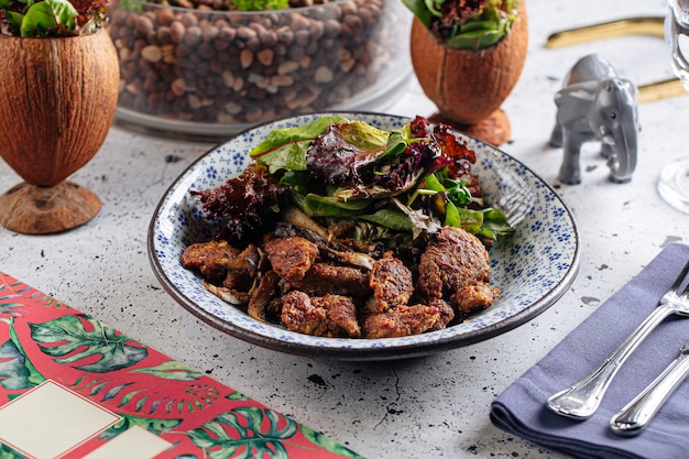 Salade tiède de viande de cheval aux légumes verts