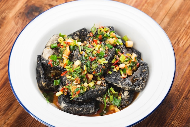 Salade de tofu puante chinoise sur un bol