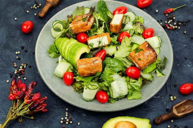 Salade de tofu sain avec des légumes frais