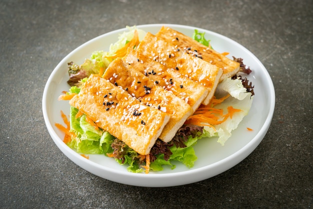 salade de tofu teriyaki au sésame - style végétalien et végétarien