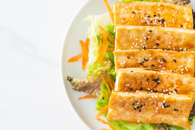 salade de tofu teriyaki au sésame - style végétalien et végétarien