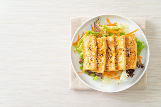 salade de tofu teriyaki au sésame - style végétalien et végétarien